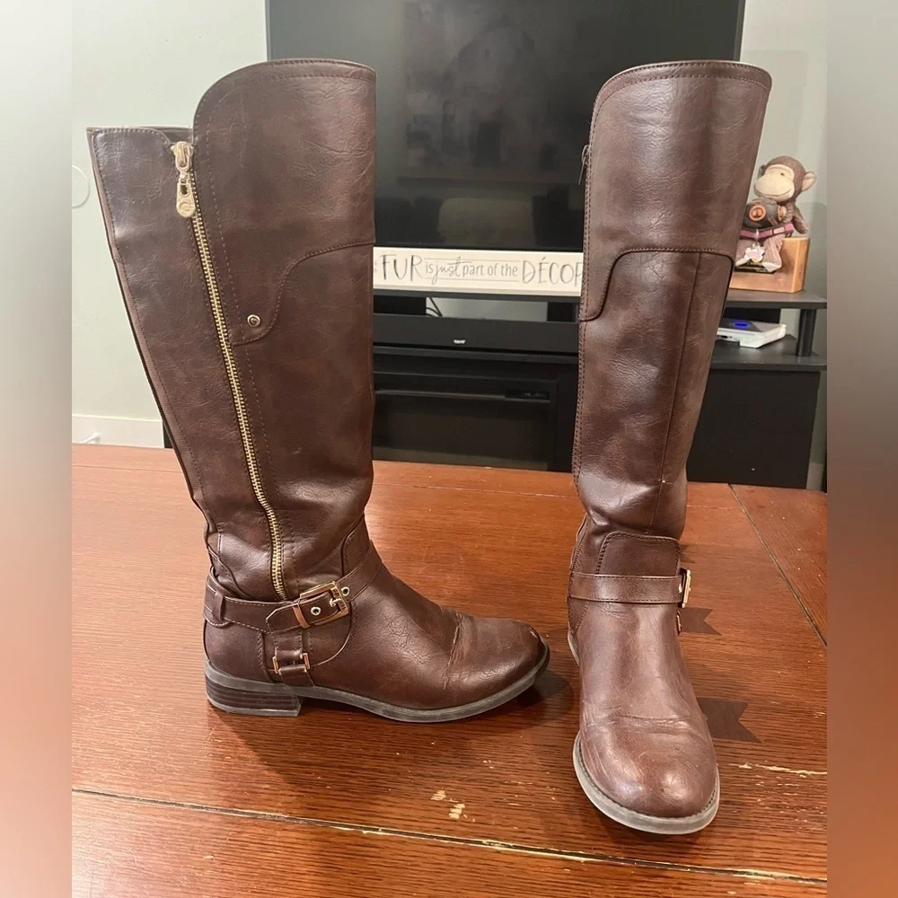 👢 G by GUESS Harson Tall Riding Boots Buckle Detail Brown, size 8 - Picture 3 of 14